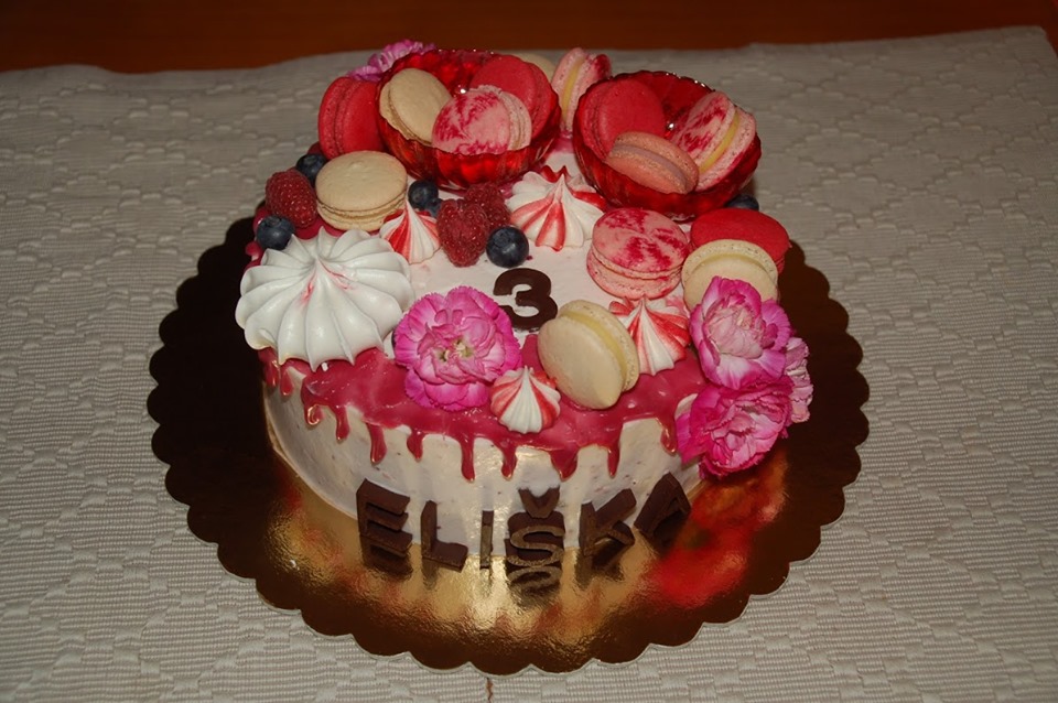 Jahodový dortík k narozeninám pro malou slečnu